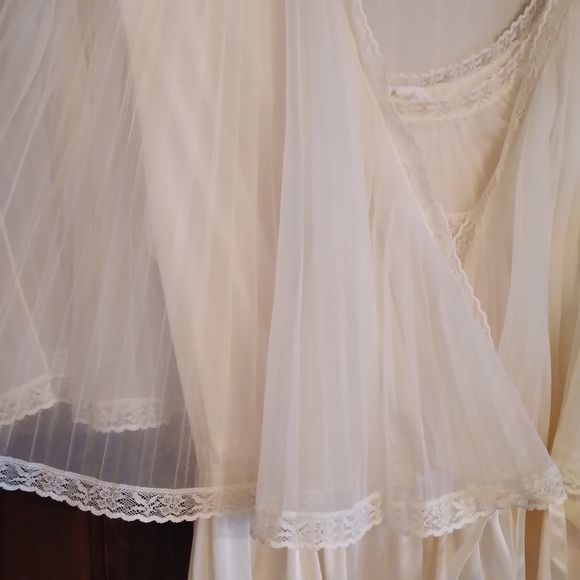 Vintage Gown & Peignoir - Picture 6 of 8